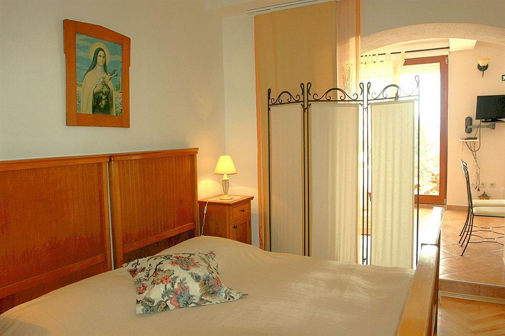 Perka Sveta Nedelja (Hvar)