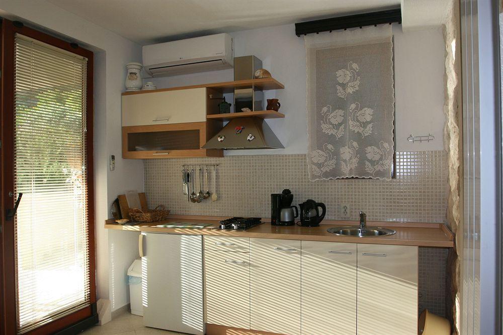 Perka 3* Sveta Nedelja (Hvar)