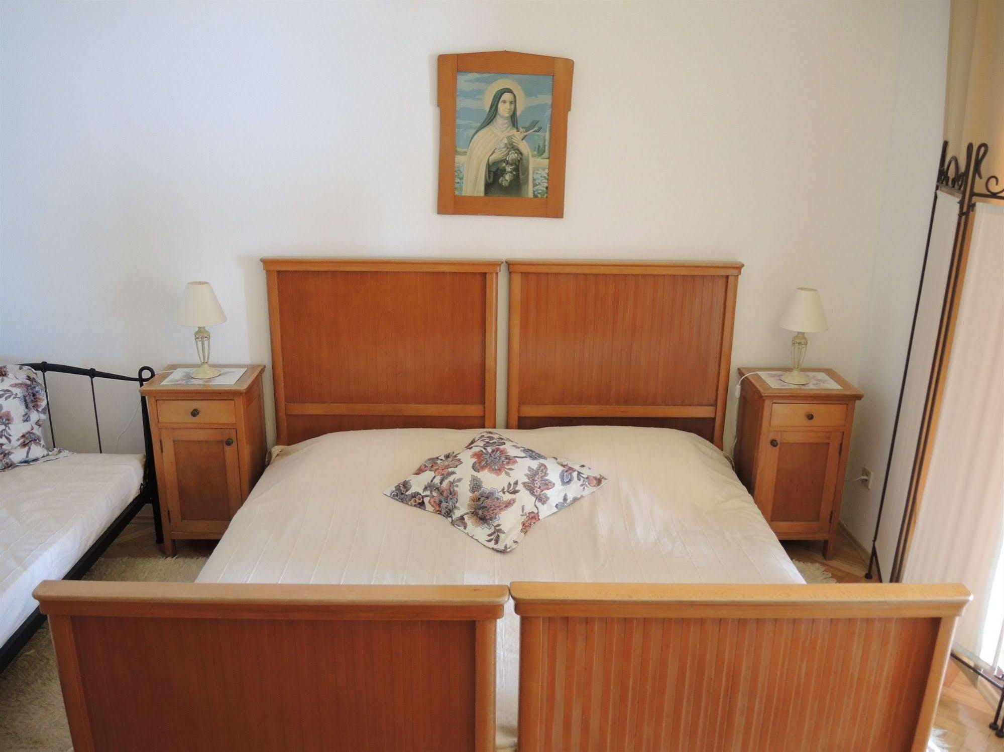 Perka Sveta Nedelja (Hvar)